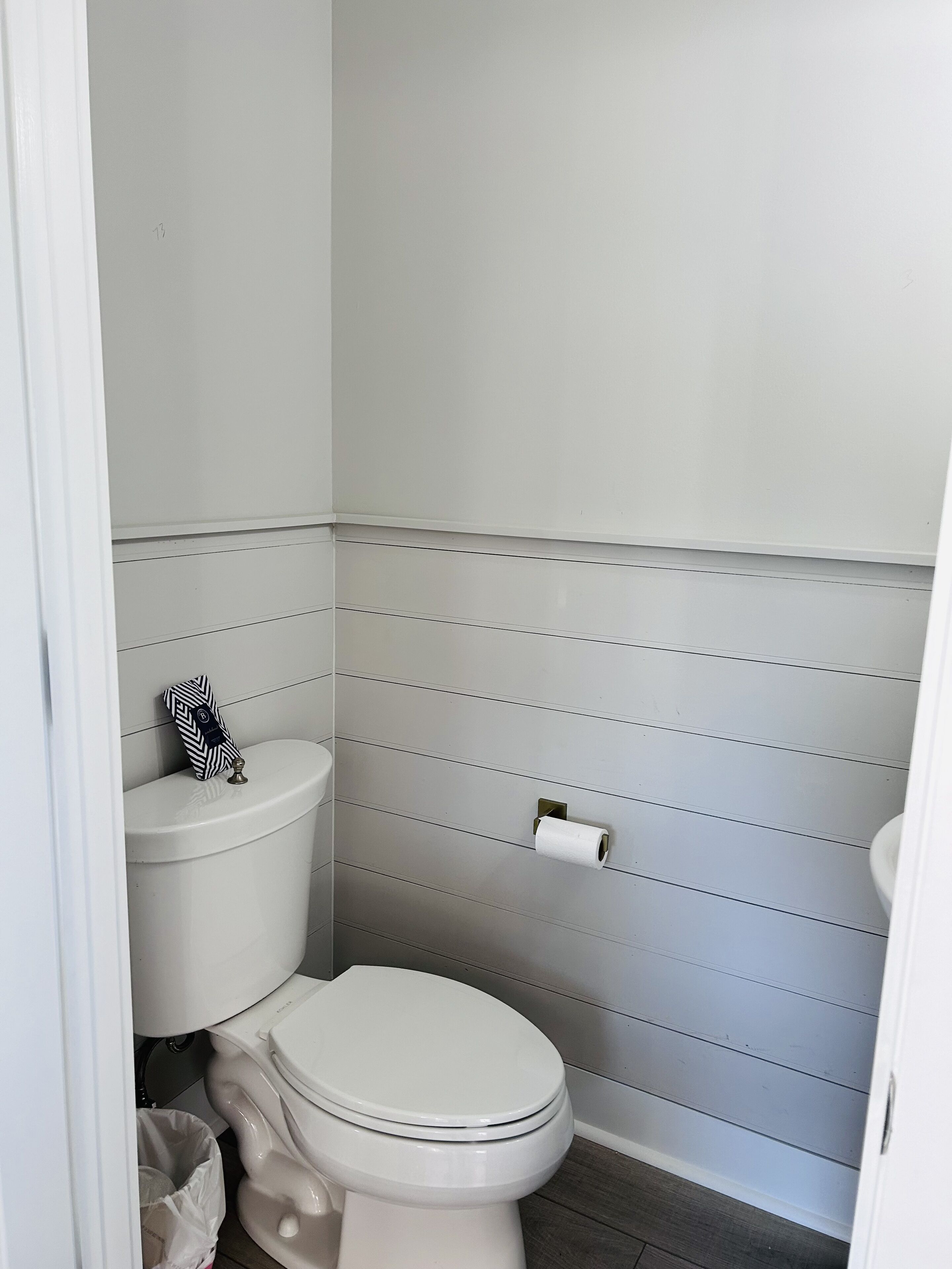 Un baño pequeño y blanco con inodoro y bidé.