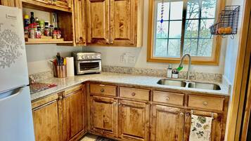 Fridge, microwave, oven, coffee/tea maker