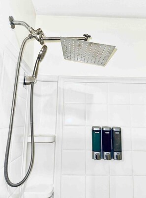 Shower, eco-friendly toiletries, hair dryer, bidet - HOT TUB! Large deck, BBQ grill, fire pit & Arkansas Sunsets! (Eureka Springs)