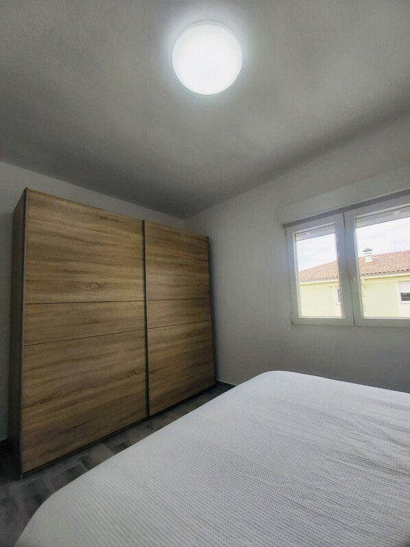 3 bedrooms, bed sheets