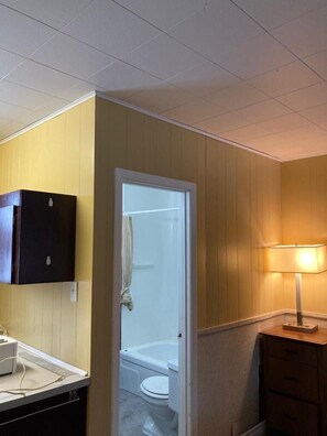 Kombination af bruser/badekar, hårtørrer, håndklæder, Toiletpapir