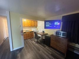 Escritorio, espacio para trabajar con laptop y cortinas blackout 