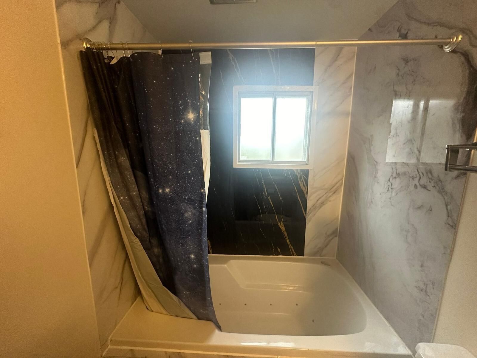 Ensemble douche/baignoire, sèche-cheveux, serviettes fournies