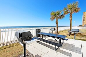Lägenhet - flera sängar (Tropic Winds 2308) | Restaurang utomhus