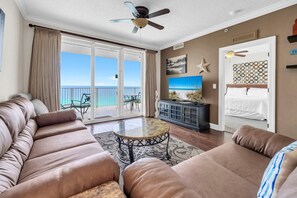 Condo, várias camas (Tropic Winds 1104) | Área de estar | TV