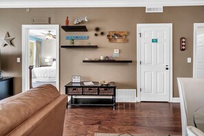 Apartment, Mehrere Betten (Tropic Winds 1104) | 2 Schlafzimmer, WLAN