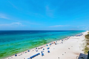 Condo, várias camas (Tropic Winds 1104) | Praia | Na praia 