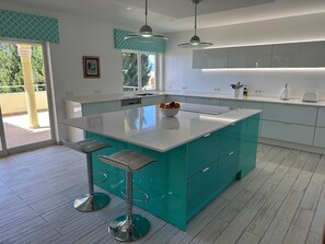 Microonde, forno, piano cottura, lavastoviglie