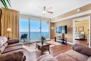 公寓客房, 1 張特大雙人床和 1 張沙發床 (Tidewater 2412) | 起居區 | 電視