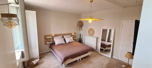 9 Schlafzimmer, Schreibtisch, Bügeleisen/Bügelbrett, Reisekinderbett