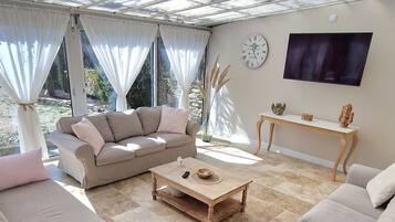 Smart-tv en een open haard