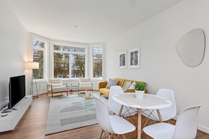 Comfort Apartment | Living area | Flat-screen TV - Belltown's Flower Moon (Seattle)