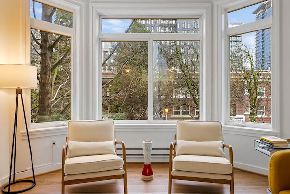 Comfort Apartment | Living area | Flat-screen TV - Belltown's Flower Moon (Seattle)