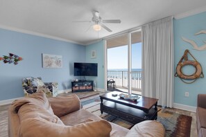 Apartment, 1 King-Bett und Schlafsofa (Tidewater 103) | Wohnbereich | Fernseher