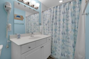 Appart'hÎtel, 1 trÚs grand lit et 1 canapé-lit (Tidewater 103) | Salle de bain | Serviettes fournies, savon, papier toilette