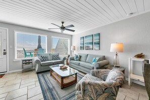 Casa, varias camas (The Shores Townhome #116) | Área de sala de estar | Televisión 