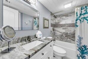 Townhome - flera sÀngar (The Shores Townhome #116) | Badrum | Gratis toalettartiklar, handdukar, tvÄl och toalettpapper