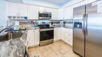 Casa geminada, várias camas (The Shores Townhome #116) | Cozinha privada | Fogão, torradeira