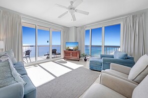 Leilighet, flere senger (Sunrise Beach #2411) | Oppholdsområde | TV