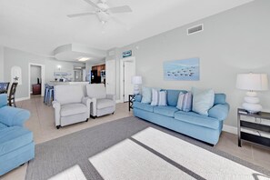 Condo, varias camas (Sunrise Beach 2411) | Área de sala de estar | Televisión 