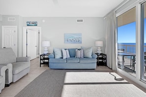 Apartment, Mehrere Betten (Sunrise Beach 2411) | Wohnbereich | Fernseher