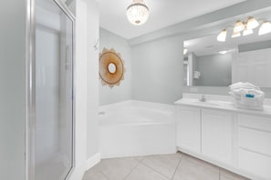 Apartment, Mehrere Betten (Sunrise Beach 2411) | Badezimmer | Handtücher, Seife, Toilettenpapier