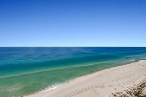 Condo, varias camas (Sunrise Beach 2411) | Playa | En la playa 
