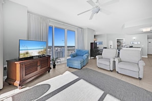 Condo, varias camas (Sunrise Beach 2411) | Área de sala de estar | Televisión 