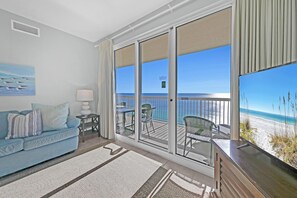 Leilighet, flere senger (Sunrise Beach #2411) | Oppholdsområde | TV