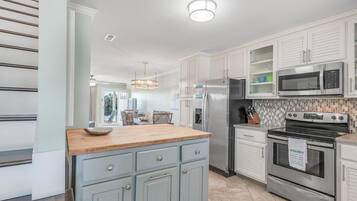 Casa, várias camas (Sunnyside on the Gulf #3) | Cozinha privada | Fogão, torradeira