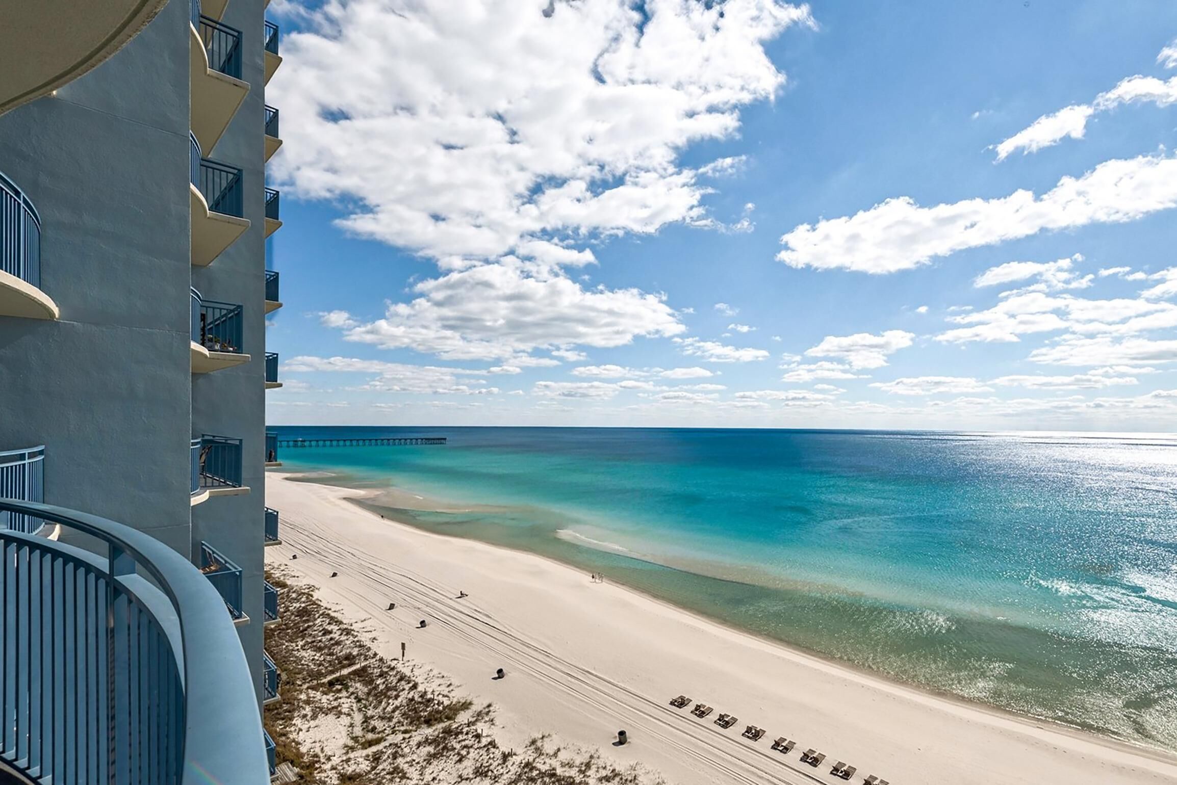 Apartamento, varias camas (Sterling Breeze 904) | Playa | Ubicación a pie de playa