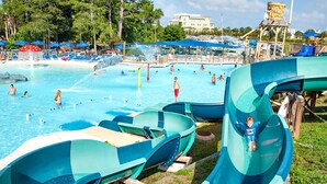 En vattenpark med flera vattenrutschkanor och en stor pool.