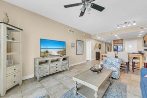 Condo, Plusieurs lits (Sterling Breeze 802) | Aire de séjour | Téléviseur