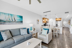 Condo, Plusieurs lits (Sterling Breeze 2006) | Aire de séjour | Téléviseur