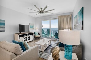 Apartamento, varias camas (Sterling Breeze 2006) | Zona de estar | Una televisión