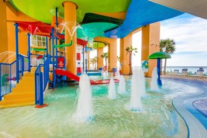 公寓客房, 多張床 (Splash 303E) | 游泳池 | 室外游泳池和溫水游泳池