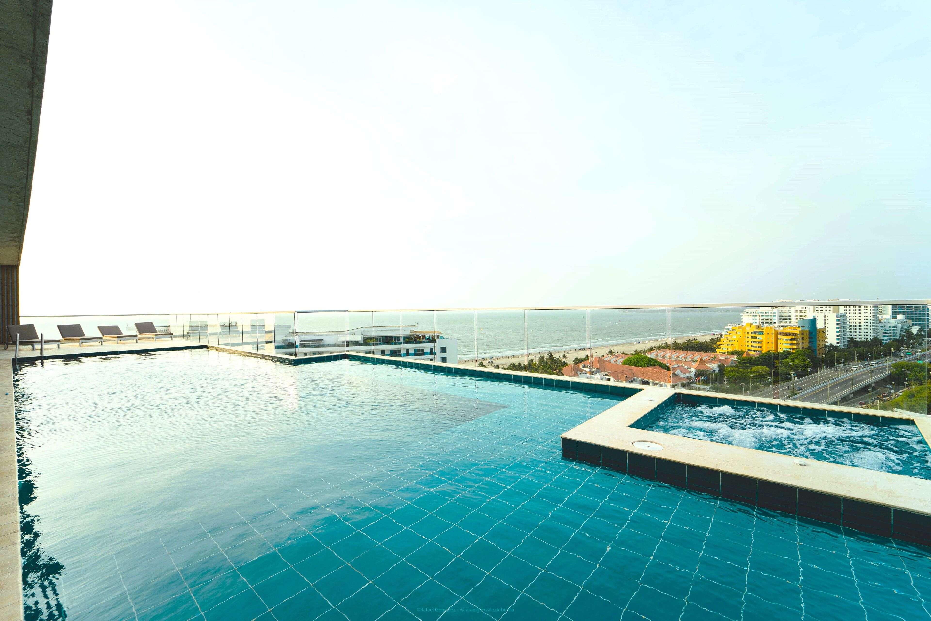 Una piscina al aire libre (de 08:00 a 12:00), sombrillas