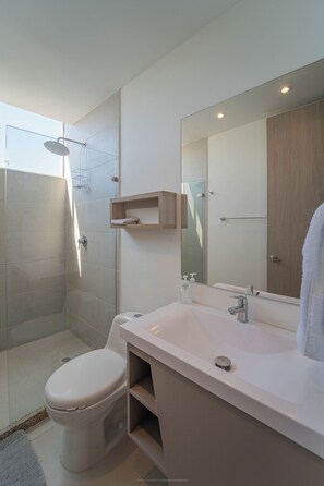 尊榮公寓 | 浴室 | 淋浴設備、淋浴花灑、毛巾、肥皂