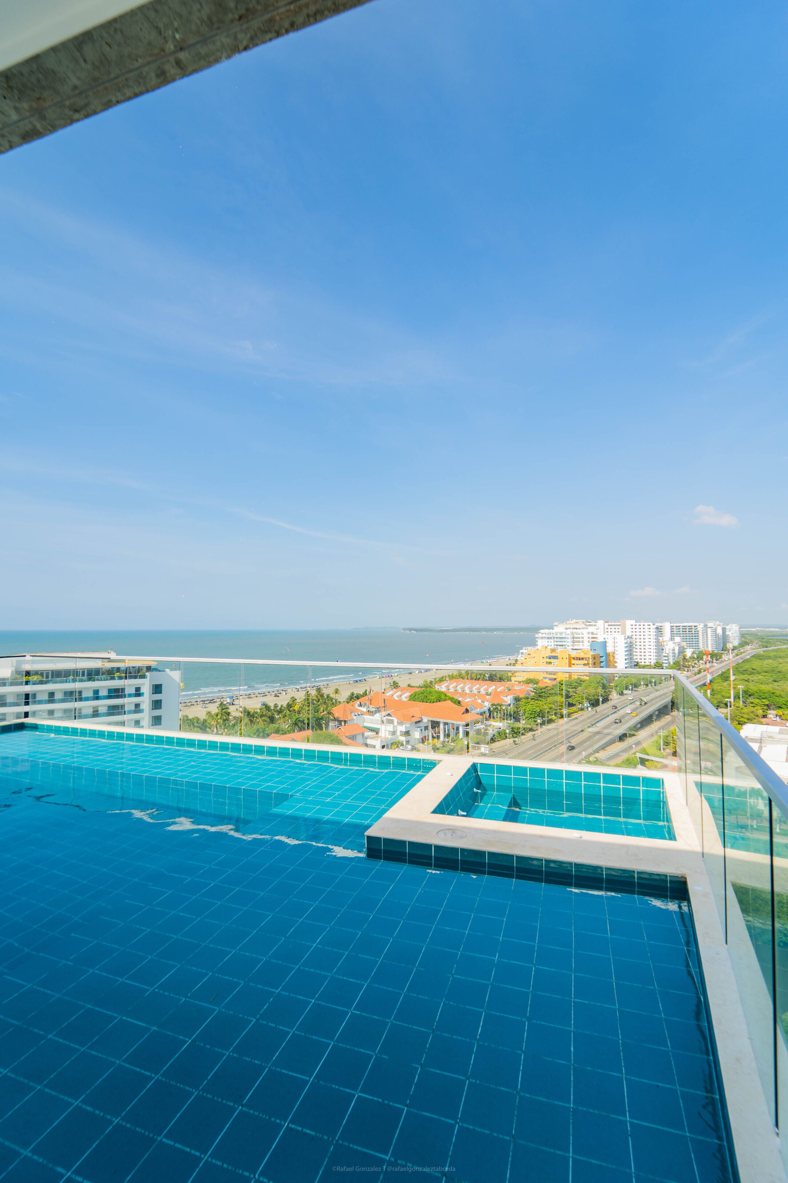 Piscine extérieure, parasols de plage, maîtres-nageurs sur place