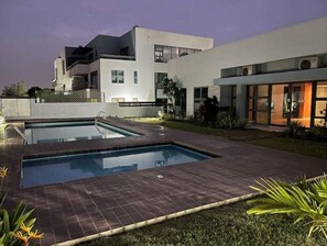 Pool - Sena’s Spot (Accra)