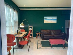 Living area - Sena’s Spot (Accra)