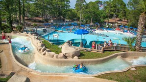 Ein Wasserpark mit mehreren Becken, Wasserrutschen und einem Fluss zum Entspannen.
