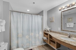 Appartamento, 1 letto king con divano letto (Splash 1505E) | Bagno | Asciugamani, sapone, carta igienica
