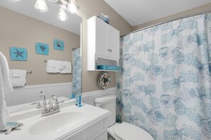 Appartement, 1 queensize bed met slaapbank (Southwind I-9) | Badkamer | Handdoeken, zeep, toiletpapier