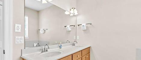 House, Multiple Beds (Ocean Spray) | Bathroom | Free toiletries, towels, soap, toilet paper