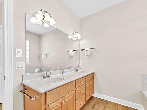 Casa, varias camas (Ocean Spray) | Baño | Artículos de higiene personal gratuitos, toallas y jabón