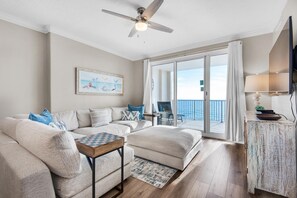 Leilighet, flere senger (Ocean Reef 1708) | Oppholdsområde | TV