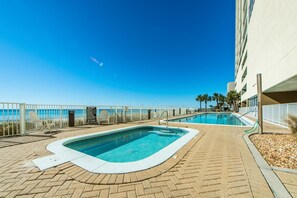 Condo, varias camas (Ocean Reef 1708) | Alberca | Alberca techada y alberca al aire libre