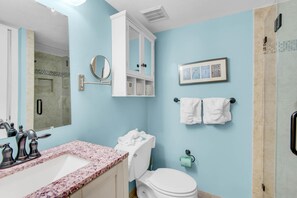 Condo, 1 cama King size y sofá cama (Latitude 29 #4) | Baño | Amenidades de baño gratuitas, toallas, jabón, papel de baño