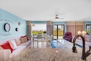 Condo, 1 Katil Raja (King) dengan Katil Sofa (Latitude 29 #4) | Ruang tamu | TV